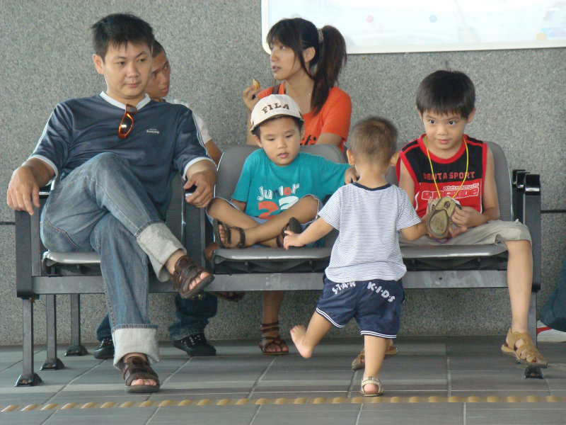 台灣鐵路旅遊攝影高鐵台鐵新烏日火車站月台旅客攝影照片21
