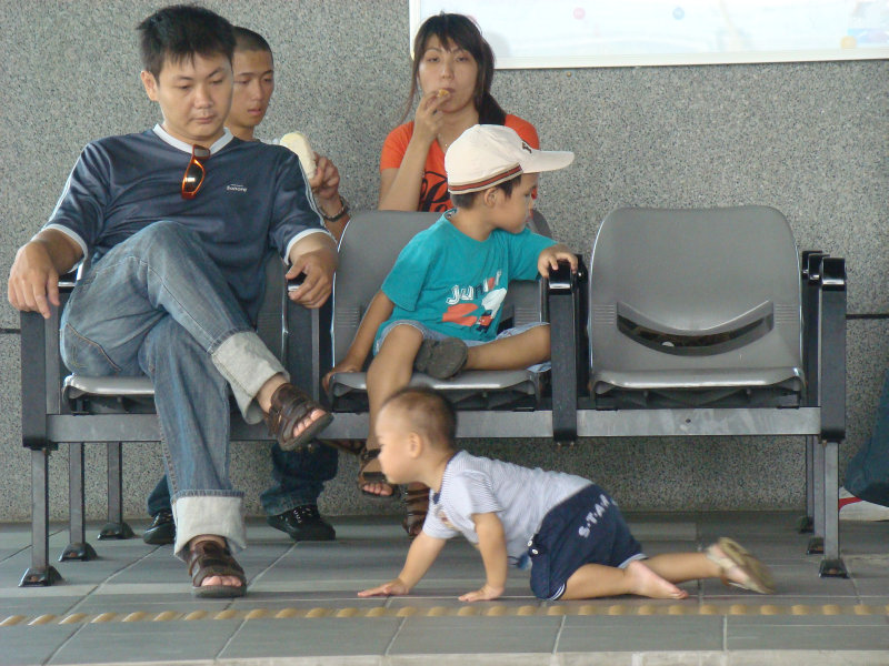 台灣鐵路旅遊攝影高鐵台鐵新烏日火車站月台旅客攝影照片22