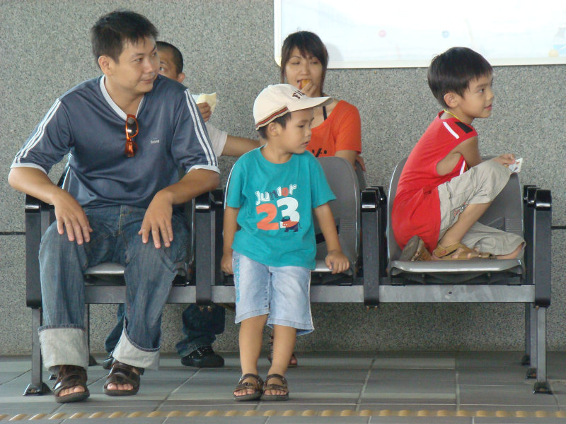 台灣鐵路旅遊攝影高鐵台鐵新烏日火車站月台旅客攝影照片23