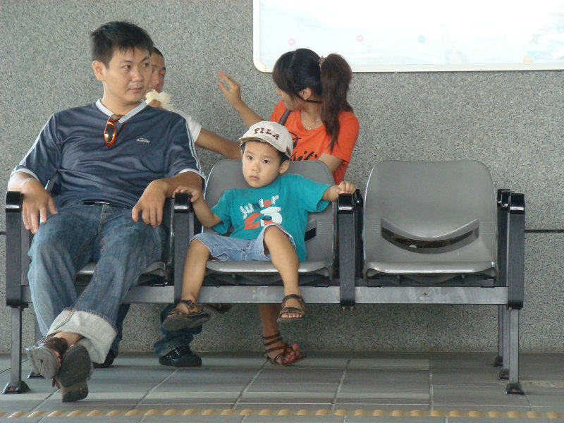 台灣鐵路旅遊攝影高鐵台鐵新烏日火車站月台旅客攝影照片24