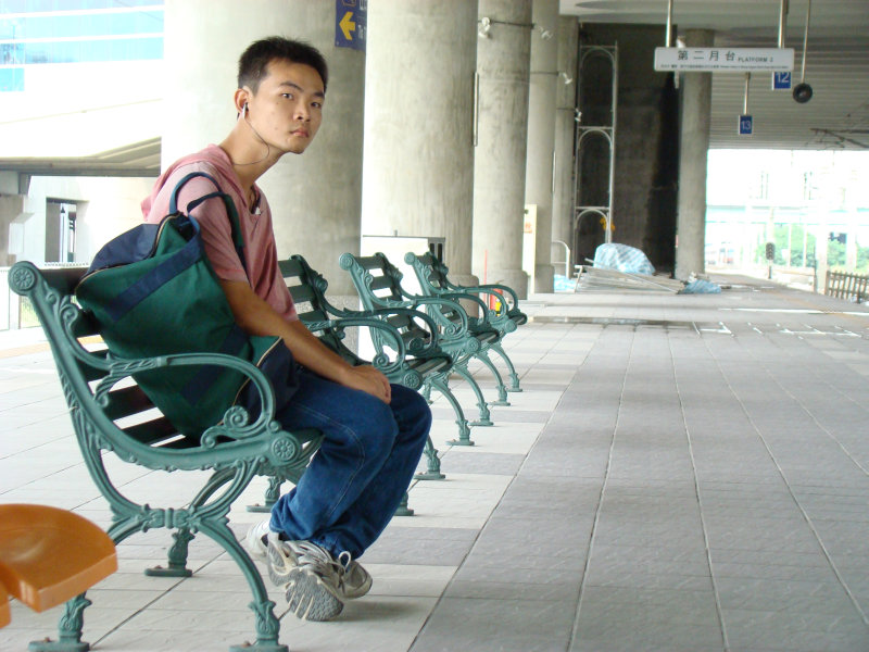 台灣鐵路旅遊攝影高鐵台鐵新烏日火車站月台旅客攝影照片36