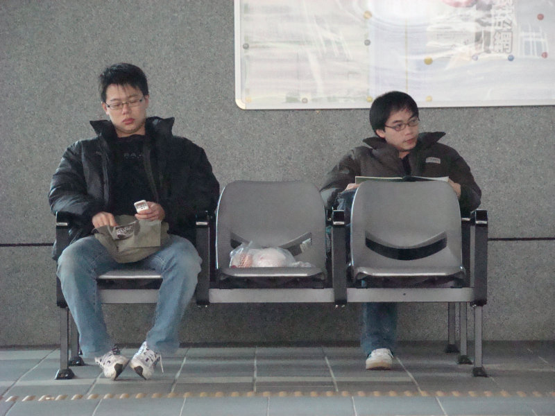 台灣鐵路旅遊攝影高鐵台鐵新烏日火車站月台旅客攝影照片67