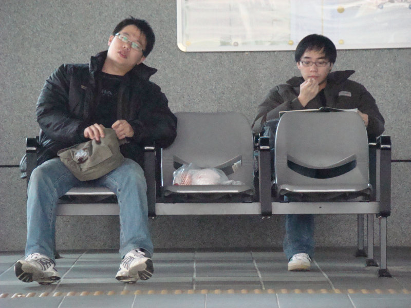台灣鐵路旅遊攝影高鐵台鐵新烏日火車站月台旅客攝影照片69