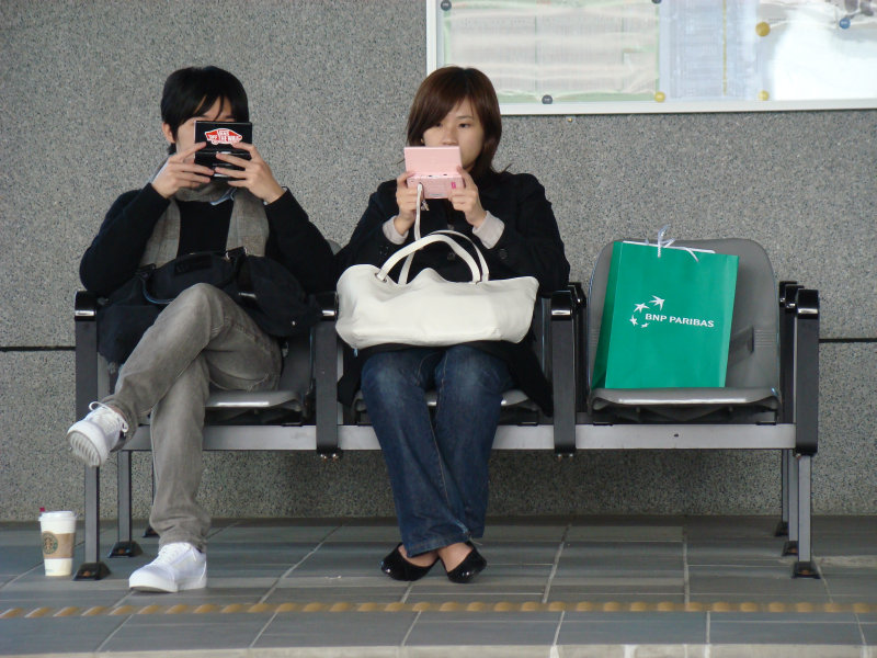 台灣鐵路旅遊攝影高鐵台鐵新烏日火車站月台旅客攝影照片70