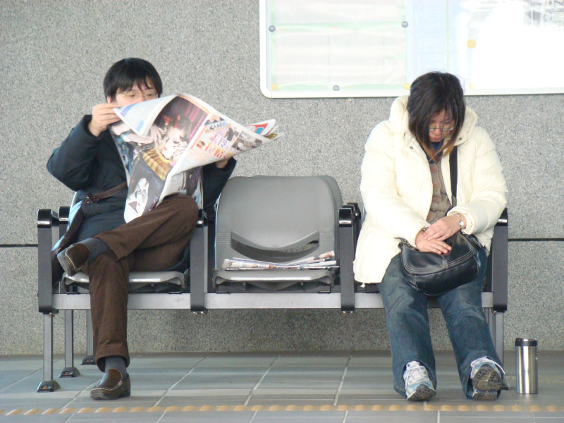 台灣鐵路旅遊攝影高鐵台鐵新烏日火車站月台旅客攝影照片80
