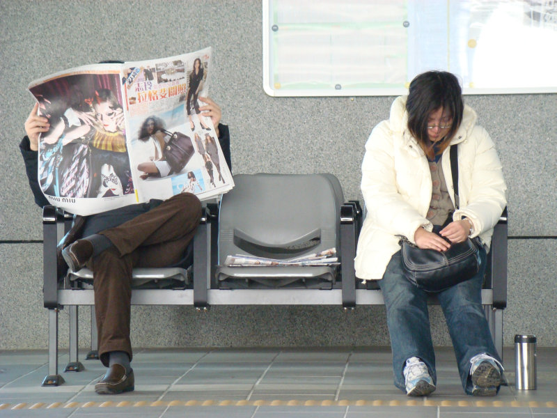 台灣鐵路旅遊攝影高鐵台鐵新烏日火車站月台旅客攝影照片81