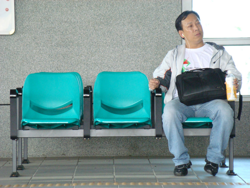 台灣鐵路旅遊攝影高鐵台鐵新烏日火車站月台旅客攝影照片97