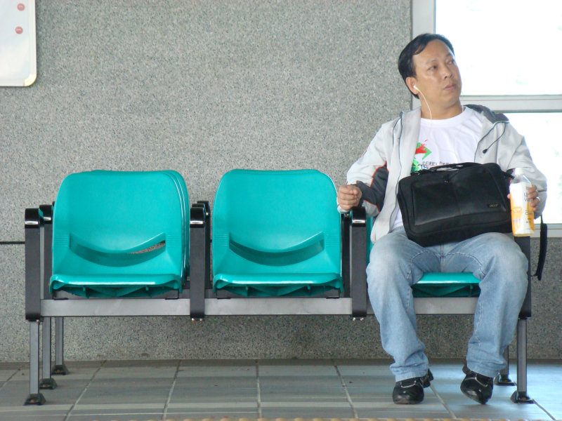 台灣鐵路旅遊攝影高鐵台鐵新烏日火車站月台旅客攝影照片98