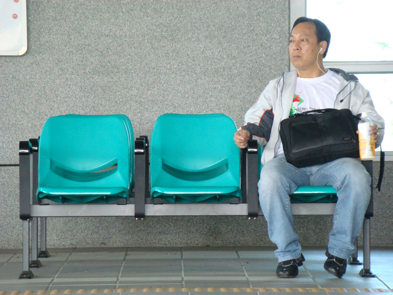 台灣鐵路旅遊攝影高鐵台鐵新烏日火車站月台旅客攝影照片99