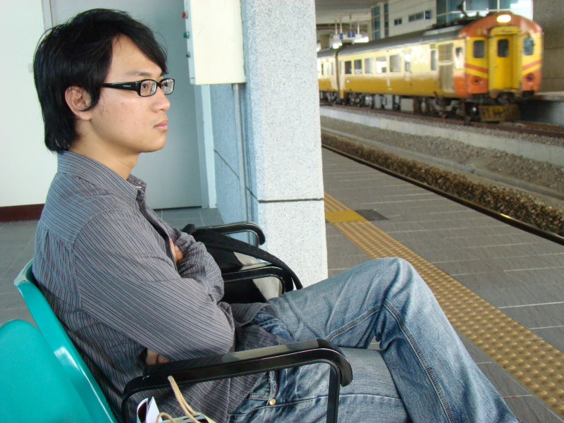 台灣鐵路旅遊攝影高鐵台鐵新烏日火車站月台旅客攝影照片100