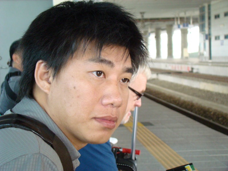台灣鐵路旅遊攝影高鐵台鐵新烏日火車站月台旅客攝影照片110