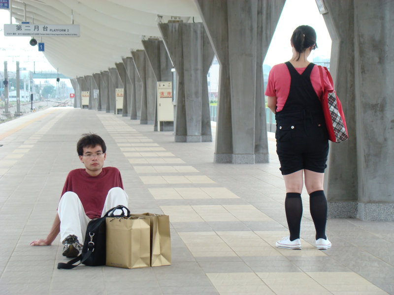 台灣鐵路旅遊攝影高鐵台鐵新烏日火車站月台旅客攝影照片117