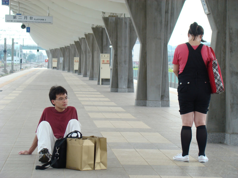 台灣鐵路旅遊攝影高鐵台鐵新烏日火車站月台旅客攝影照片119