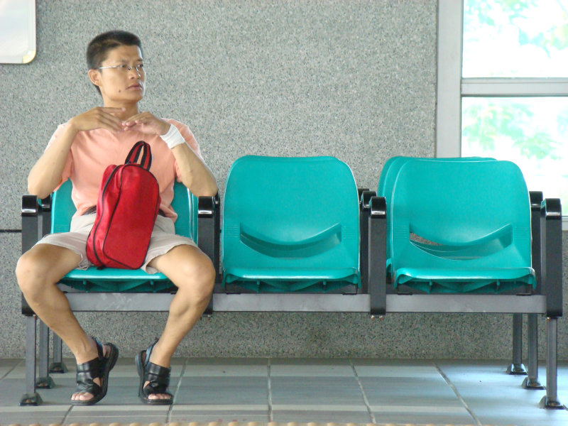 台灣鐵路旅遊攝影高鐵台鐵新烏日火車站月台旅客攝影照片122