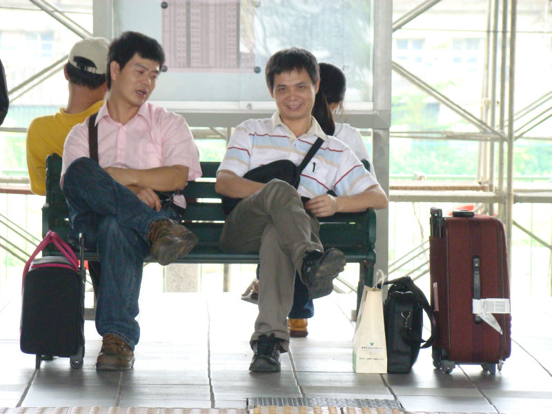 台灣鐵路旅遊攝影高鐵台鐵新烏日火車站月台旅客攝影照片129