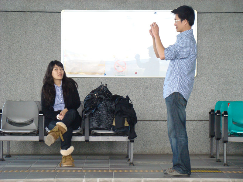 台灣鐵路旅遊攝影高鐵台鐵新烏日火車站月台旅客攝影照片132