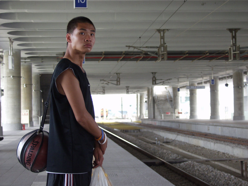 台灣鐵路旅遊攝影高鐵台鐵新烏日火車站月台旅客攝影照片136