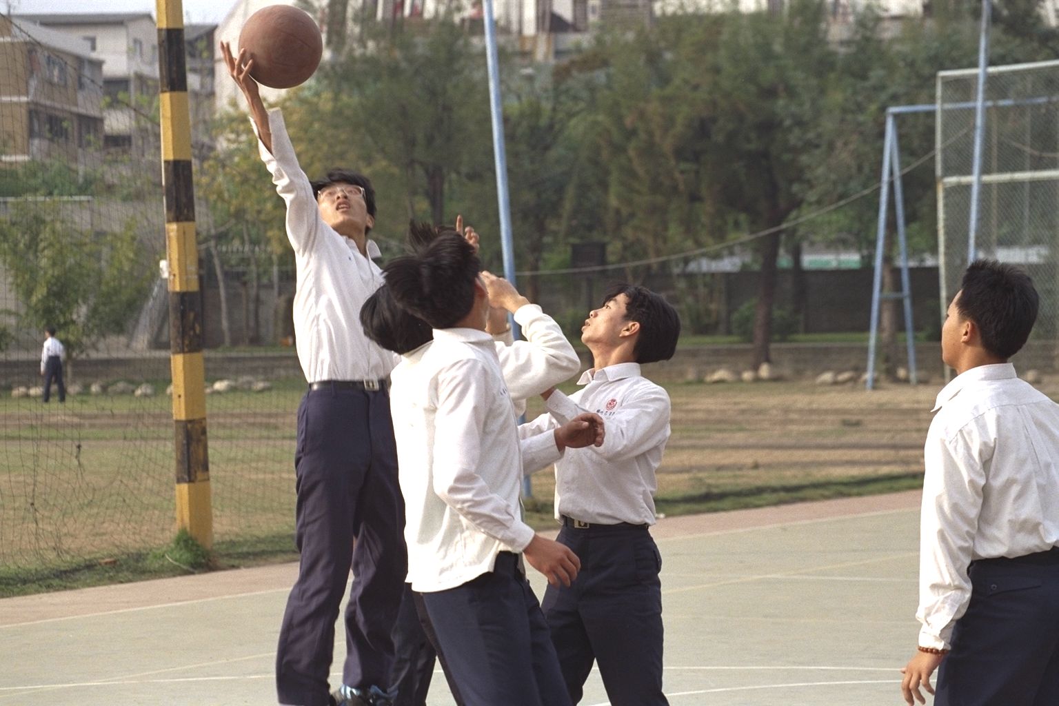 新民高中校園籃球場老照片時光機