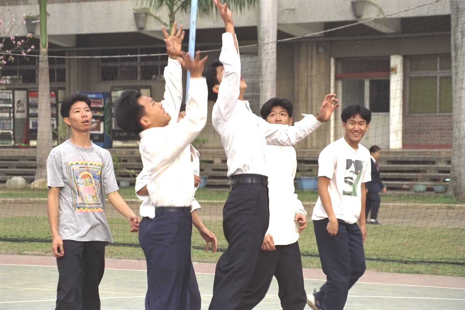 新民高中校園籃球場老照片時光機