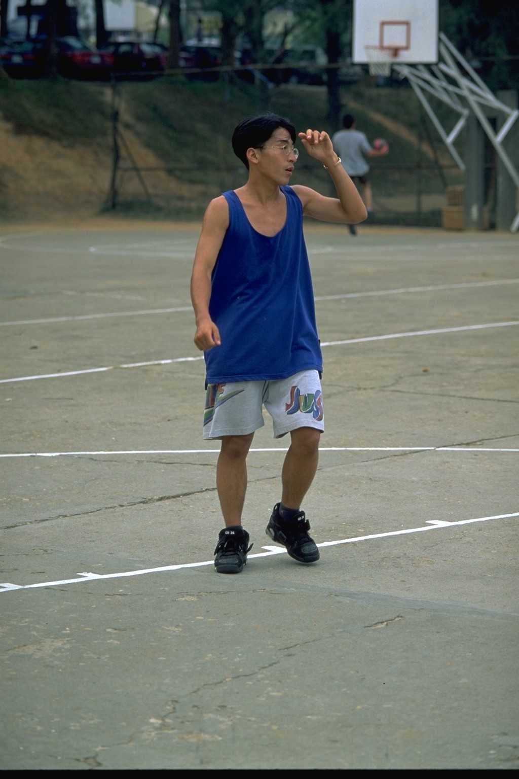 街拍帥哥東海大學籃球場正片老照片時光機