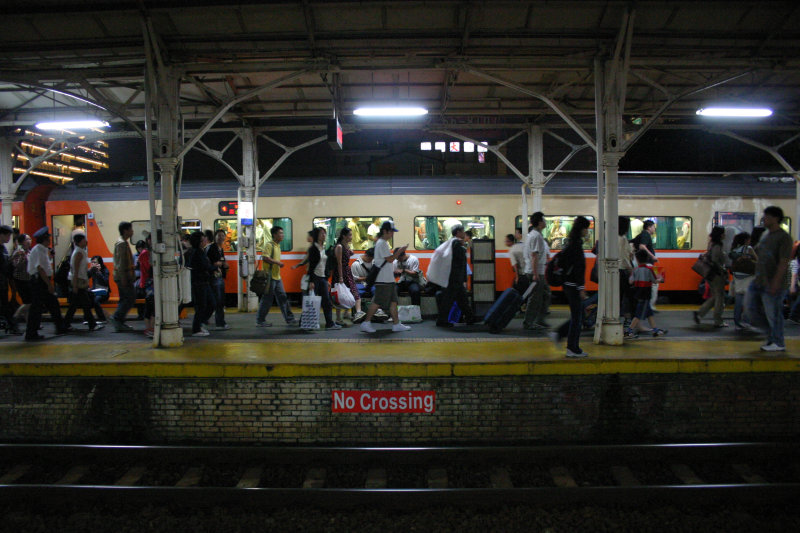 2006中秋節前夕台中火車站台灣鐵路旅遊攝影