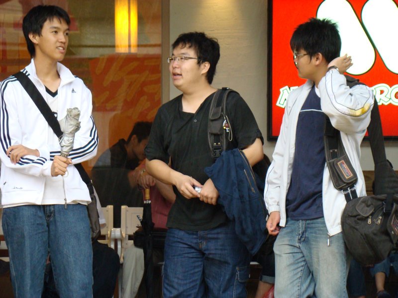 月台交談旅客2007台中火車站台灣鐵路旅遊攝影