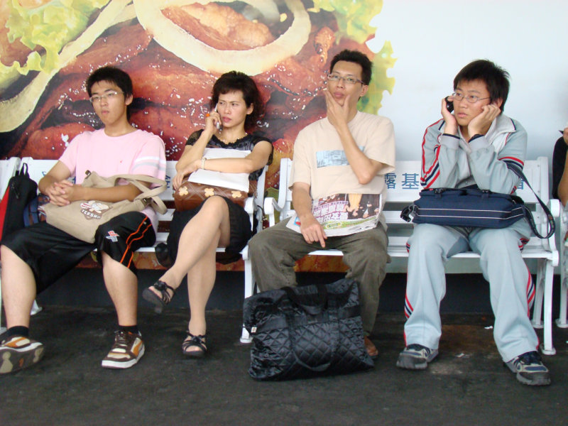 月台交談旅客2007台中火車站台灣鐵路旅遊攝影