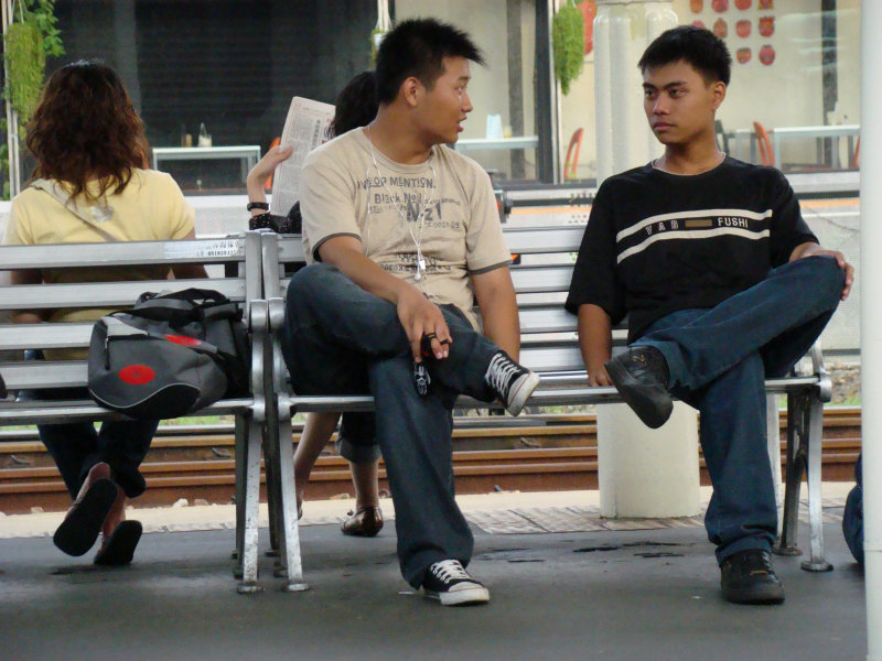 月台交談旅客2007台中火車站台灣鐵路旅遊攝影