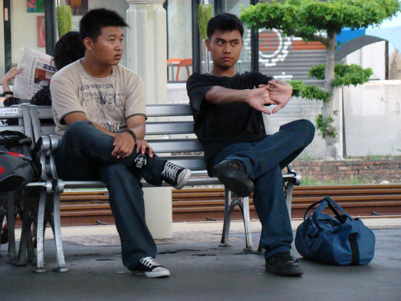 月台交談旅客2007台中火車站台灣鐵路旅遊攝影