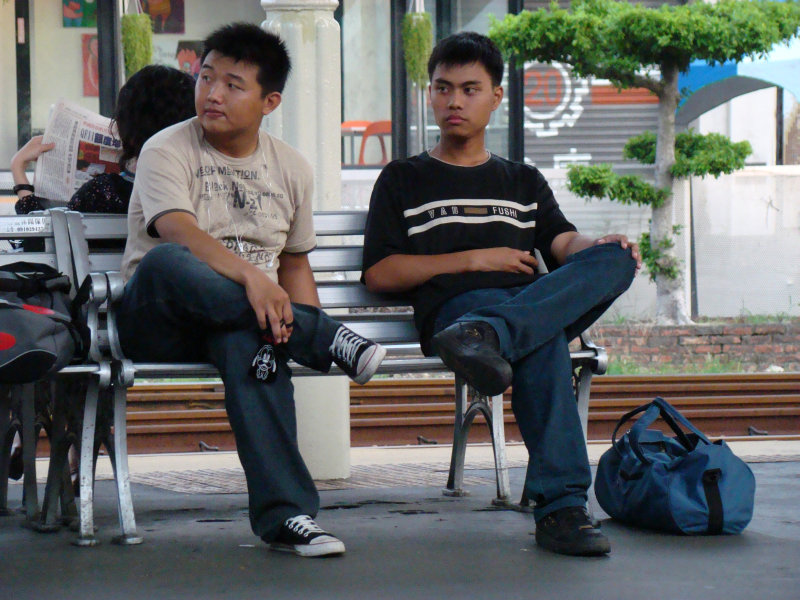 月台交談旅客2007台中火車站台灣鐵路旅遊攝影