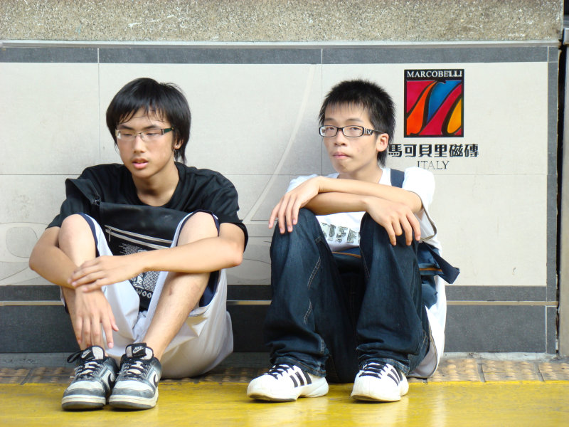 月台交談旅客2007台中火車站台灣鐵路旅遊攝影