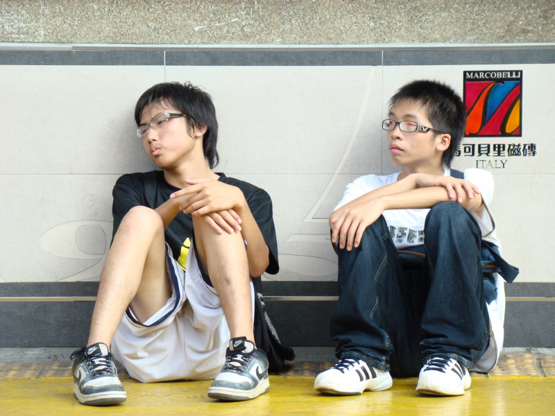 月台交談旅客2007台中火車站台灣鐵路旅遊攝影