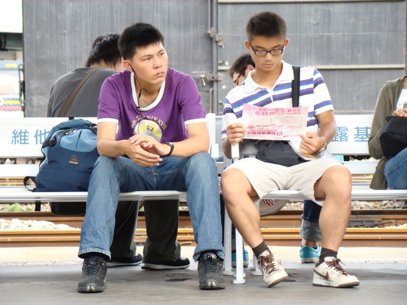月台交談旅客2007台中火車站台灣鐵路旅遊攝影