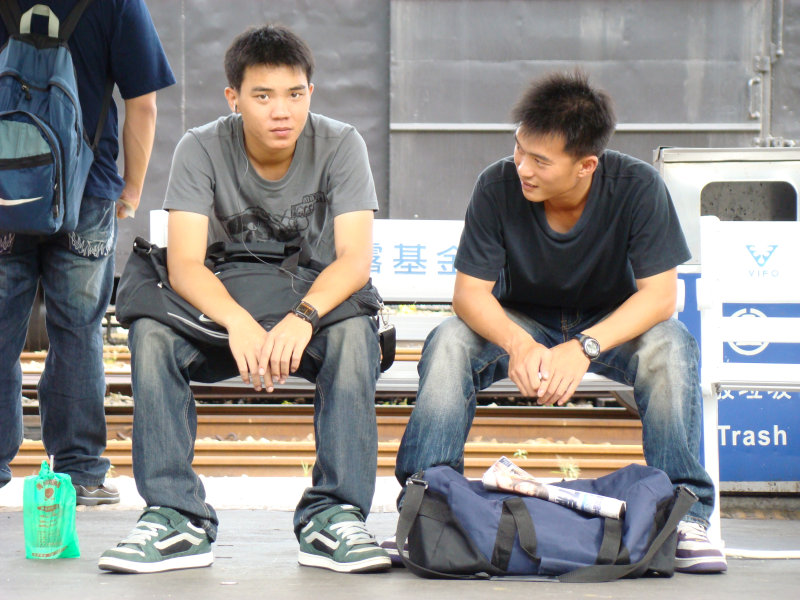 月台交談旅客2007台中火車站台灣鐵路旅遊攝影