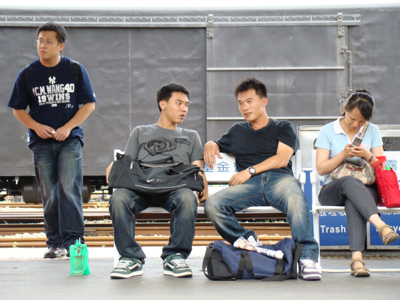 月台交談旅客2007台中火車站台灣鐵路旅遊攝影