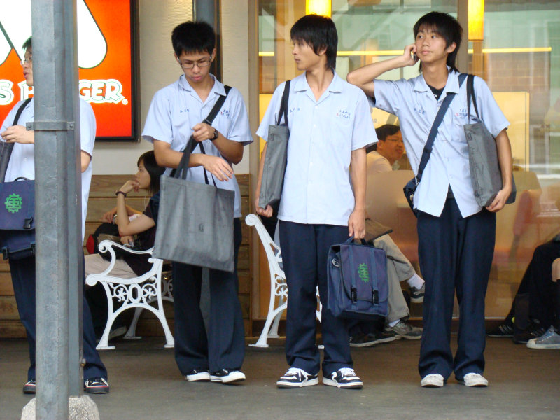 月台交談旅客2007台中火車站台灣鐵路旅遊攝影