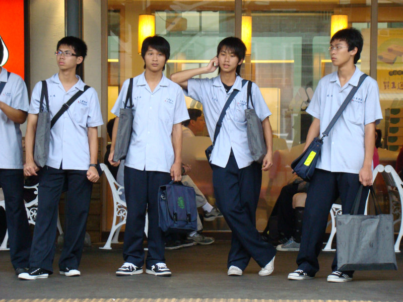 月台交談旅客2007台中火車站台灣鐵路旅遊攝影