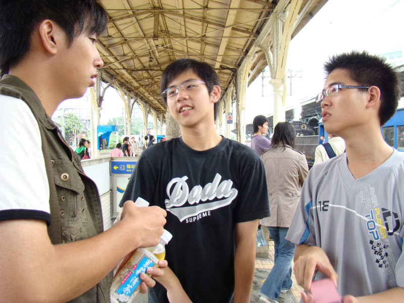 月台交談旅客2007台中火車站台灣鐵路旅遊攝影