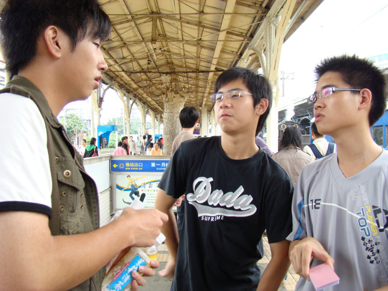 月台交談旅客2007台中火車站台灣鐵路旅遊攝影