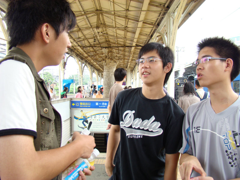月台交談旅客2007台中火車站台灣鐵路旅遊攝影