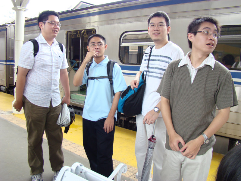 月台交談旅客2007台中火車站台灣鐵路旅遊攝影