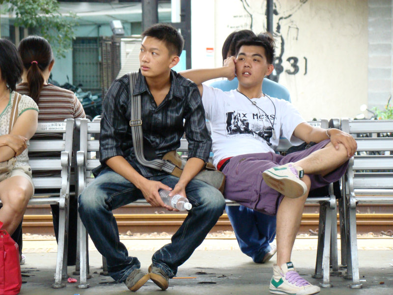 月台交談旅客2007台中火車站台灣鐵路旅遊攝影