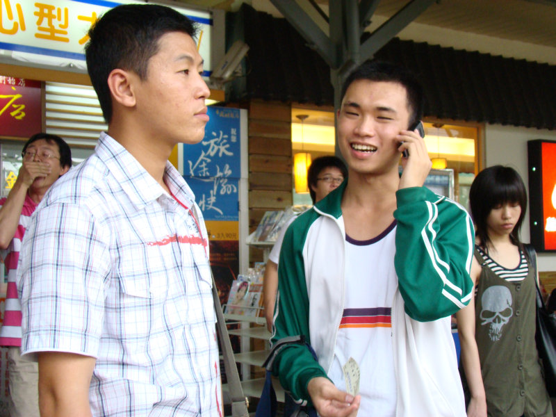 月台交談旅客2007台中火車站台灣鐵路旅遊攝影