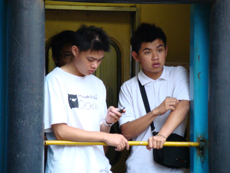 月台交談旅客2007台中火車站台灣鐵路旅遊攝影