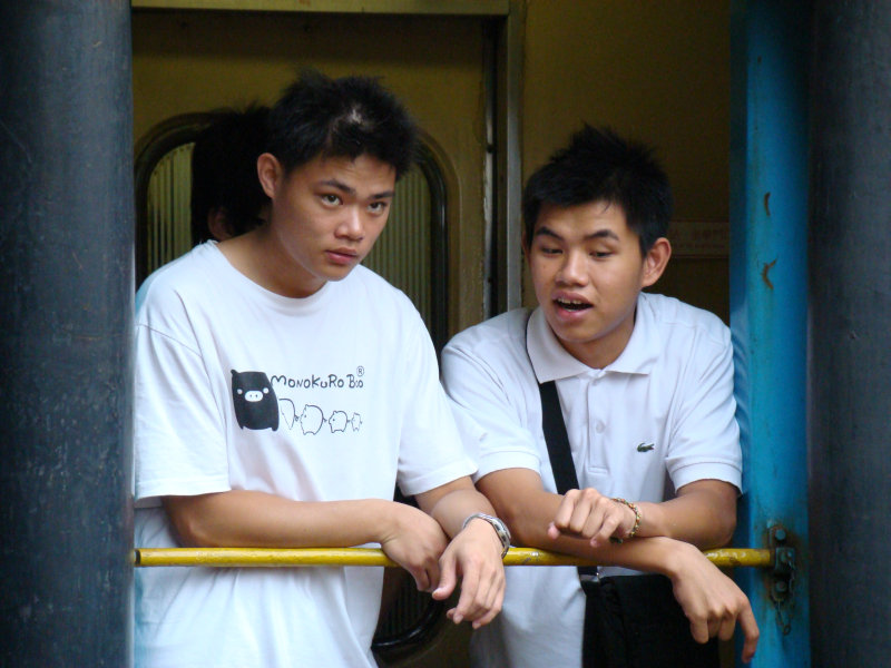 月台交談旅客2007台中火車站台灣鐵路旅遊攝影