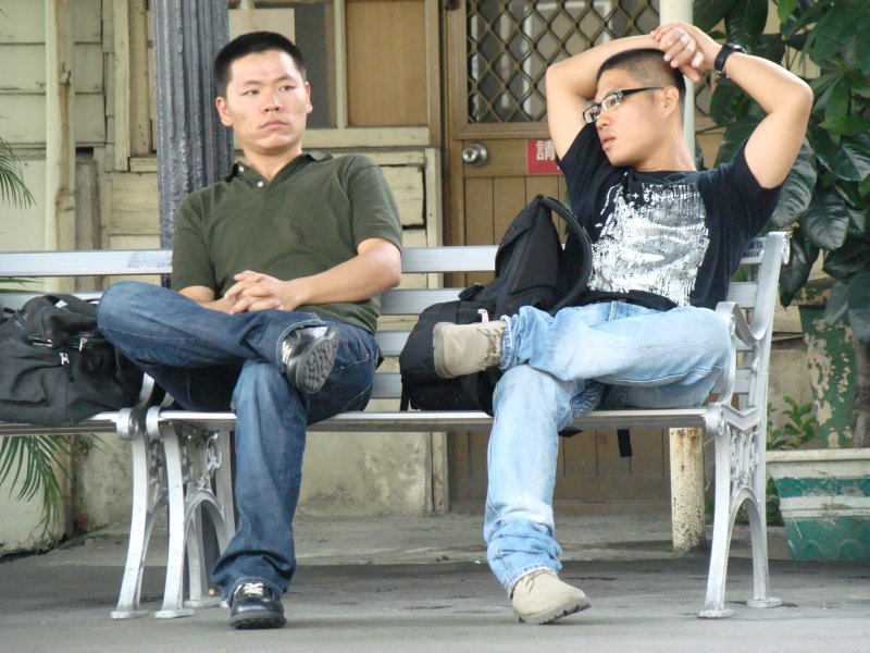 月台交談旅客2007台中火車站台灣鐵路旅遊攝影