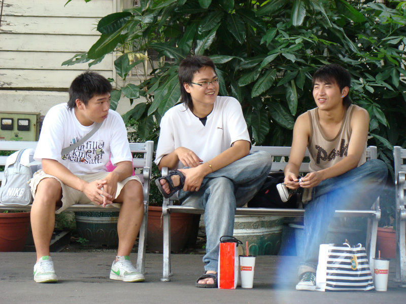 月台交談旅客2007台中火車站台灣鐵路旅遊攝影