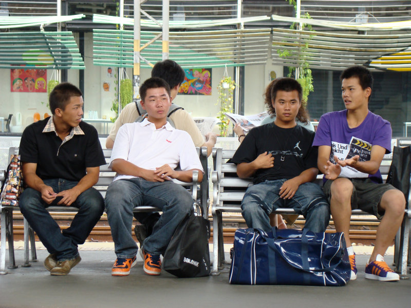 月台交談旅客2007台中火車站台灣鐵路旅遊攝影