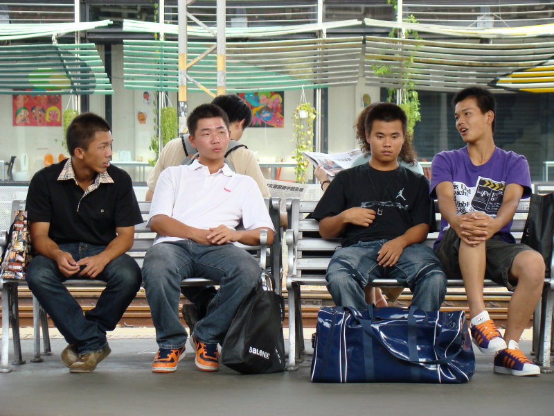 月台交談旅客2007台中火車站台灣鐵路旅遊攝影