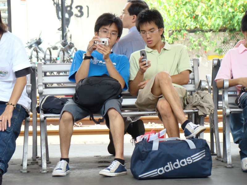 月台交談旅客2007台中火車站台灣鐵路旅遊攝影